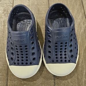 Native Kids Water Shoes - Deep Blue and Cream Size 4